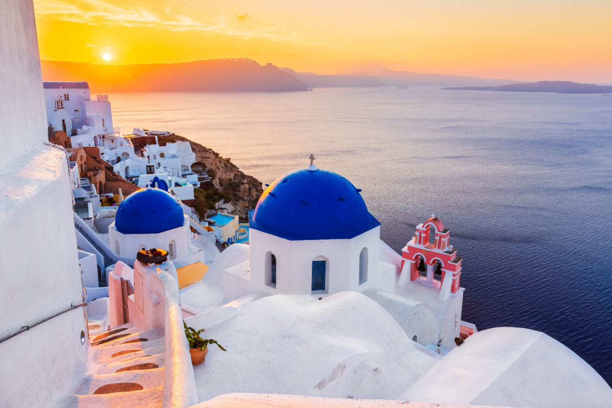 Discover the Most Magical Sunset in Santorini